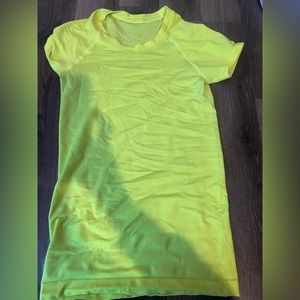 Swiftly Tech Short-Sleeve Shirt 2.0, Electric Lemon, size 2